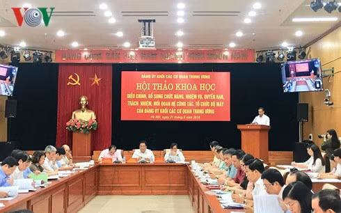 Các đại biểu tham luận tại Hội thảo