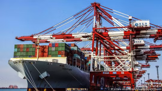 Tàu container bốc dỡ hàng tại cảng ở TP Thanh Đảo - Trung Quốc. Ảnh: DPA