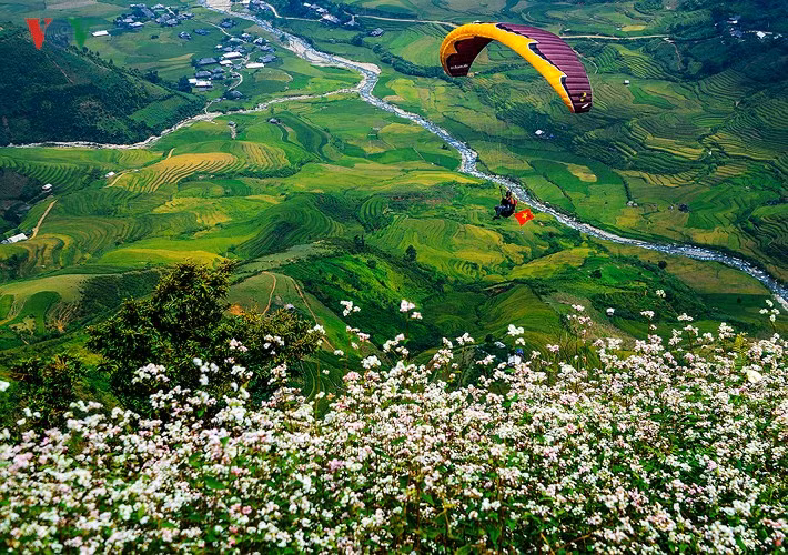  Mù Cang Chải nằm dưới chân của dãy núi Hoàng Liên Sơn, ở độ cao 1000m so với mực nước biển, muốn đến được huyện Mù Cang Chải phải đi qua đèo Khau Phạ, một trong “tứ đại đỉnh đèo” của Tây Bắc nổi tiếng với vẻ đẹp hoang sơ, chênh vênh, hiểm trở và hùng vĩ.