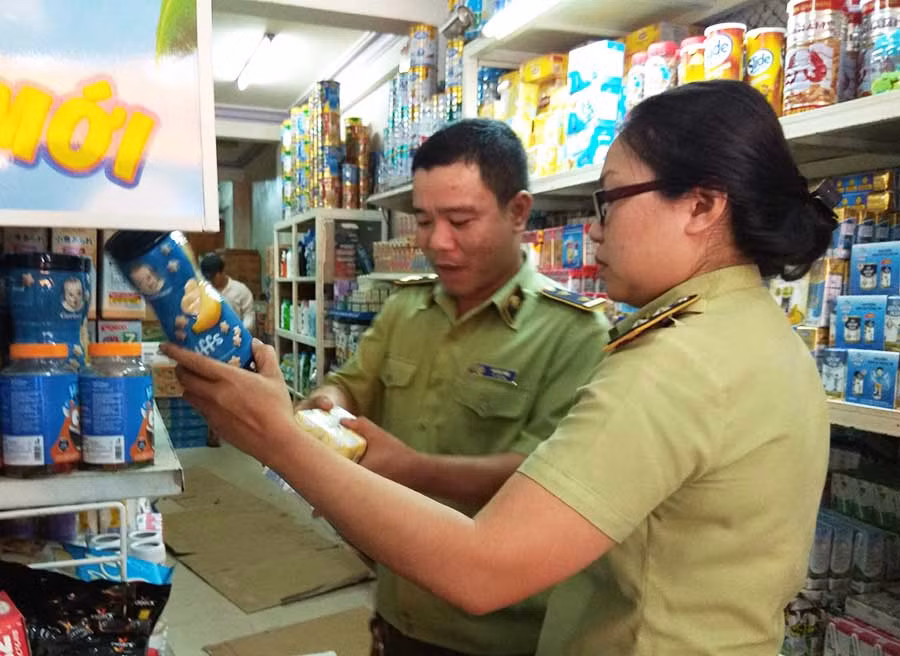 Lực lượng Quản lý Thị trường tỉnh kiểm tra thực phẩm, thực phẩm chức năng tại một cơ sở kinh doanh. Ảnh: Dã Quỳ