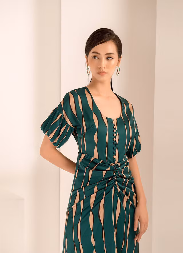 Linh cũng chia sẻ rằng cô chưa từng can thiệp thẩm mỹ vào gương mặt và thích những đường nét tự nhiên của mình. Bí quyết giữ gìn nhan sắc của cô chỉ đơn giản là sống vui vẻ, hạnh phúc. Cô cho rằng người sống vui vẻ thì tự khắc sẽ trẻ trung, xinh đẹp. Linh cũng chia sẻ rằng cô chưa từng can thiệp thẩm mỹ vào gương mặt và thích những đường nét tự nhiên của mình. Bí quyết giữ gìn nhan sắc của cô chỉ đơn giản là sống vui vẻ, hạnh phúc. Cô cho rằng người sống vui vẻ thì tự khắc sẽ trẻ trung, xinh đẹp.
