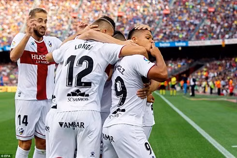 Huesca bất ngờ ghi bàn mở tỷ số trước Barca chỉ sau 3 phút bóng lăn. (Ảnh: EPA)