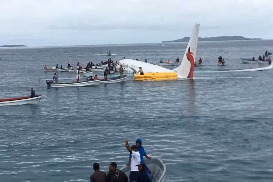 Có 4 công dân Việt Nam trong vụ máy bay của hãng Air Niugini bị rơi xuống biển. Ảnh: The Guardian. Có 4 công dân Việt Nam trong vụ máy bay của hãng Air Niugini bị rơi xuống biển. Ảnh: The Guardian.