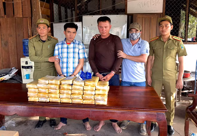 Hai người Lào bị bắt cùng 200.000 viên ma túy tổng hợp. Ảnh: H.T.