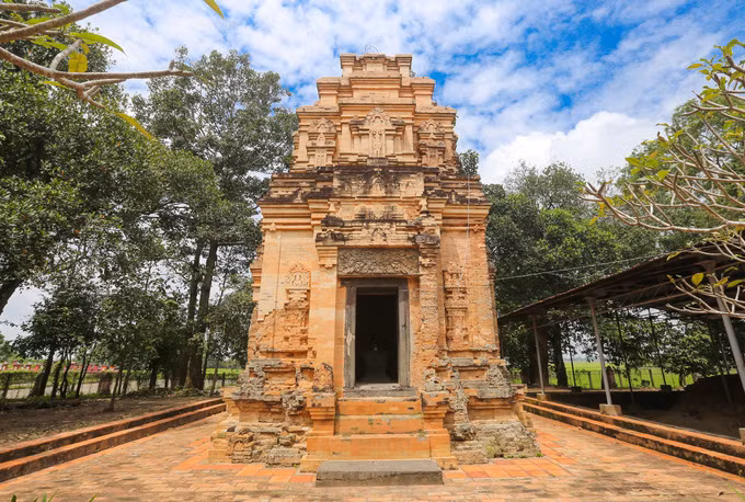 Tháp Bình Thạnh được phát hiện năm 1886. Tháp có nền hình vuông, cao 10 m, mỗi cạnh 5 m, được xây dựng đúng bốn hướng.