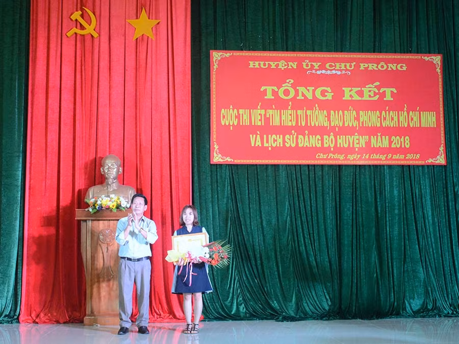  Bí thư Huyện ủy Chư Prông trao giải nhất cho thí sinh. Ảnh: Vĩnh Hoàng