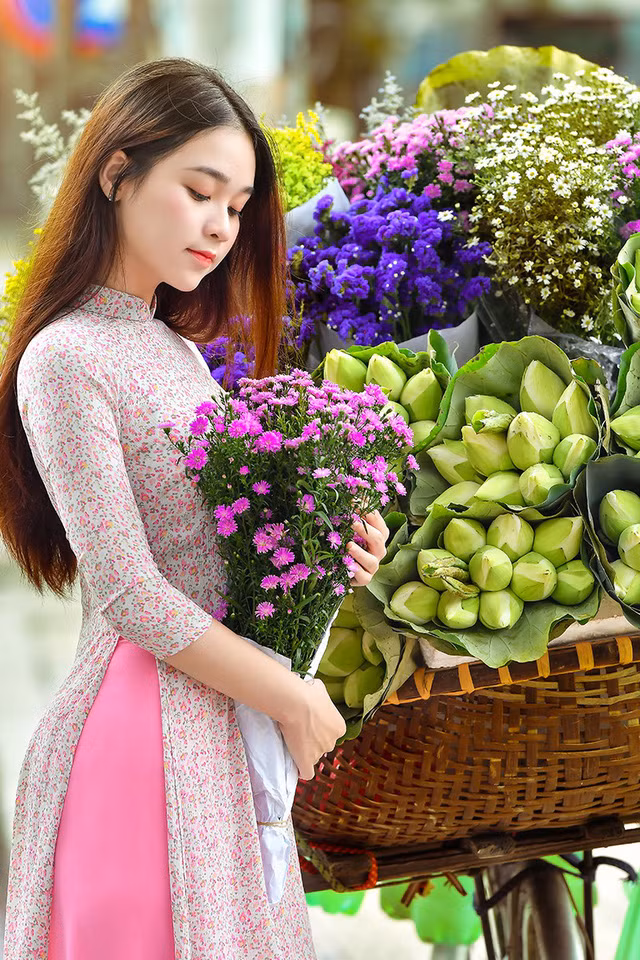 Ngọc Anh sinh ra và lớn lên tại Hà Nội. Cô nói: 