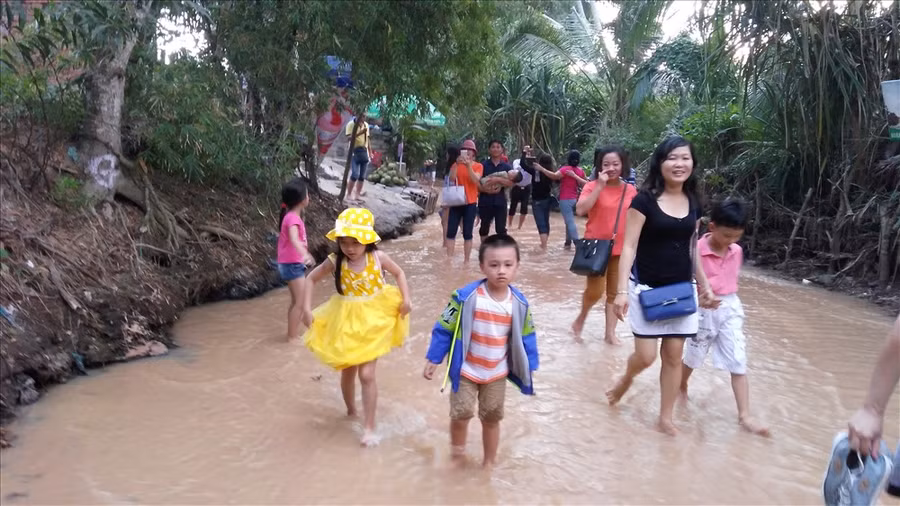  Suối Tiên thú hút một lượng lớn khách du lịch trong và ngoài nước. 