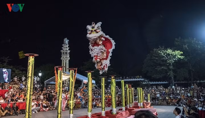 Một kỹ thuật khó trên Mai Hoa Thung khi cả 2 người múa đều bay trên không, chỉ cần một sơ suất nhỏ là sẽ ngã ra khỏi Mai Hoa Thung và chấn thương là điều khó tránh khỏi.