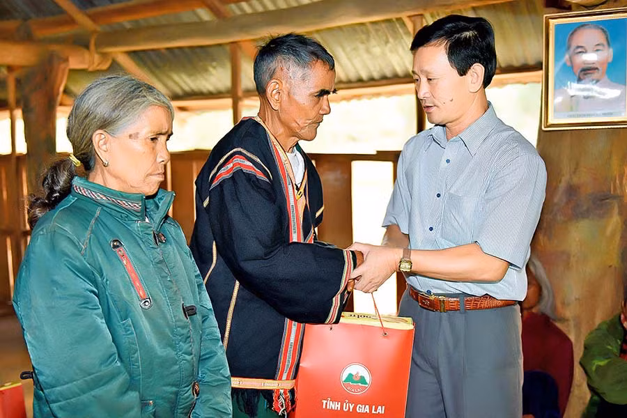 Bí thư Tỉnh ủy Dương Văn Trang thăm, tặng quà một gia đình người cao tuổi. Ảnh: ĐỨC THỤY