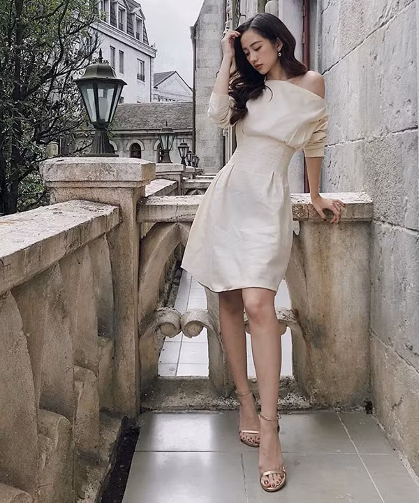 Mẫu váy với đường cắt ráp đẹp mắt khiến hình thể của Jun Vũ trở nên gợi cảm hơn. Ngoài đường nhấn eo sắc nét, váy trắng kem của nữ diễn viên còn được thêm điểm nhấn chi tiết lệch vai.
