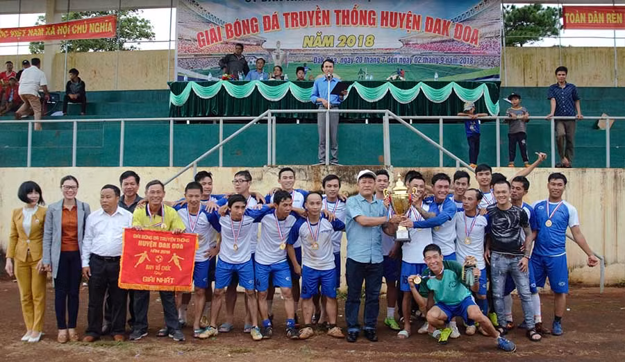  Đội bóng xã Tân Bình xuất sắc lên ngôi vô địch. Ảnh: P.V