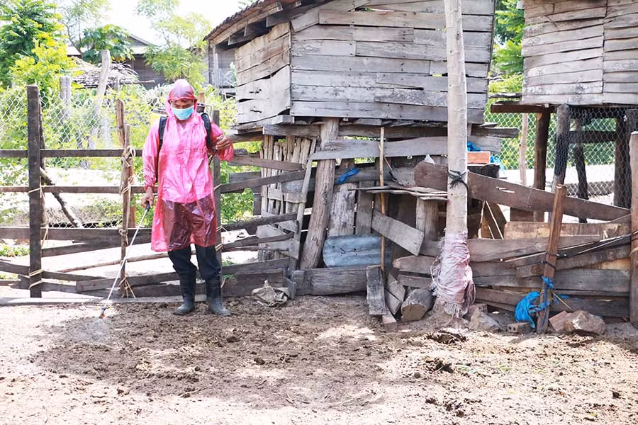  Phun hóa chất tiêu độc khử trùng chuồng trại chăn nuôi gia súc. Ảnh: Quang Tấn