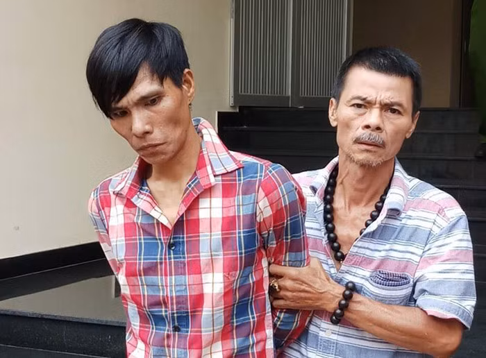 "Hiệp sĩ" Hoàng (phải) bắt giữ đối tượng Nhu vừa cướp giật tài sản trên đường.