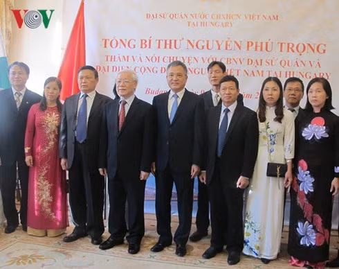 Tổng Bí thư Nguyễn Phú Trọng chụp ảnh lưu niệm với cán bộ nhân viên Đại sứ quán, đại diện cộng đồng người Việt Nam tại Hungary. Tổng Bí thư Nguyễn Phú Trọng chụp ảnh lưu niệm với cán bộ nhân viên Đại sứ quán, đại diện cộng đồng người Việt Nam tại Hungary.