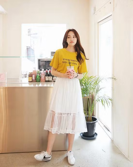 Mix trang phục tông vàng để thể hiện sự sành điệu trong phong cách mùa thu gần như là thói quen của nhiều cô nàng mê chưng diện.