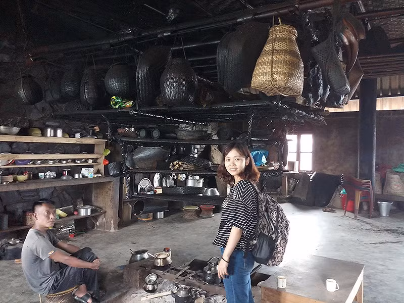  Lần đầu tác giả (đứng) chạm mặt nhà vua của bộ tộc Konyak mà không biết…Ảnh: TN