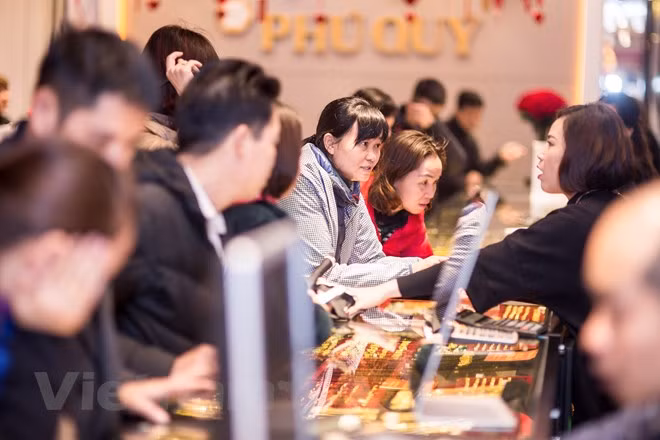 Khách hàng giao dịch vàng miếng tại Phú Quý. (Ảnh: Đức Duy/Vietnam+) Khách hàng giao dịch vàng miếng tại Phú Quý. (Ảnh: Đức Duy/Vietnam+)