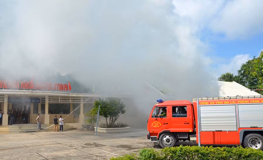 Lực lượng chữa cháy chuyên nghiệp thực tập chữa cháy bệnh viện đa khoa khu vực Ayun Pa. Ảnh: Đức Phương