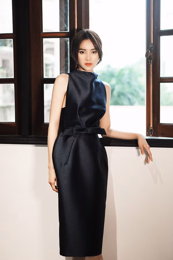 Váy thắt eo được phái đẹp ưa chuộng bởi nó là món đồ tôn nét thanh lịch, hiện đại. Khi khoác lên mình những bộ cánh xiết eo nhẹ nhàng, phái đẹp vẫn có được nét gợi cảm và thoải mái đến văn phòng hay tham gia tiệc tùng.