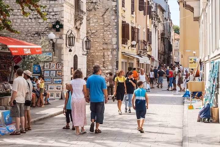  Thành phố Zadar 3.000 năm tuổi nằm bên một biển xinh đẹp có lịch sử giàu có. Nơi đây có các phế tích thời La Mã, kiến trúc trung cổ và vô số nhà thờ xưa.