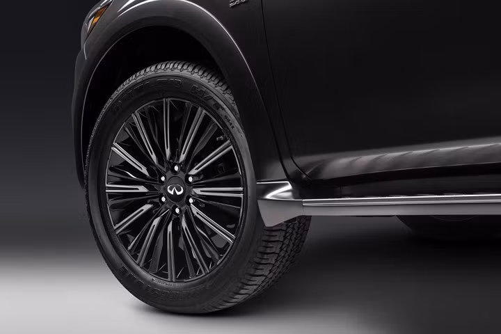  Dựa trên Nissan Armada, mẫu flagship đầu tiên của Infiniti ra mắt vào năm 2004 với tên gọi QX56. Mô hình thế hệ thứ hai xuất hiện vào năm 2010 và được tái sản xuất lại vào năm 2013 với tên gọi QX80. 