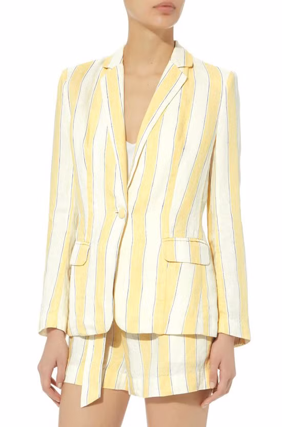 Lụa nhân tạo, cotton lụa là các chất liệu được sử dụng để tạo nên các kiểu suit thanh lịch pha thêm chút phá cách. Lụa nhân tạo, cotton lụa là các chất liệu được sử dụng để tạo nên các kiểu suit thanh lịch pha thêm chút phá cách.