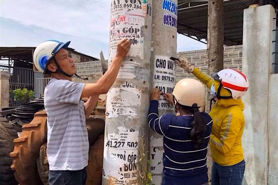 Phường Chi Lăng ra quân bóc gỡ các tờ rơi quảng cáo, rao vặt trái phép. 