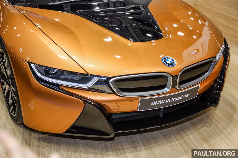  Tương tự bản Coupe, i8 Roadster cũng được trang bị đèn pha LED tích hợp hỗ trợ chùm tia cao, chìa khóa keyless, khởi động bằng nút bấm, ghế ngồi chỉnh điện bọc da cao cấp, màn hình hiển thị head-up, điều khiển khí hậu tự động hai vùng, camera 360 độ cùng nhiều chi tiết làm từ chất liệu carbon siêu nhẹ.