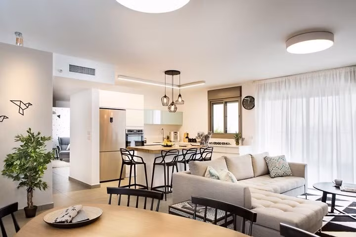  Căn hộ nằm trên tầng cao nên cửa sổ luôn là góc được gia chủ ưu tiên để có thể ngắm trọn vẹn khung cảnh phố xá bên dưới