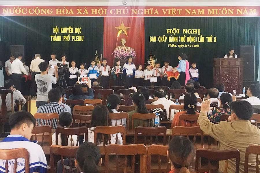  Trao học bổng cho 32 học sinh Tiểu học và THCS vượt khó học giỏi. Ảnh: Hoàng Ngọc