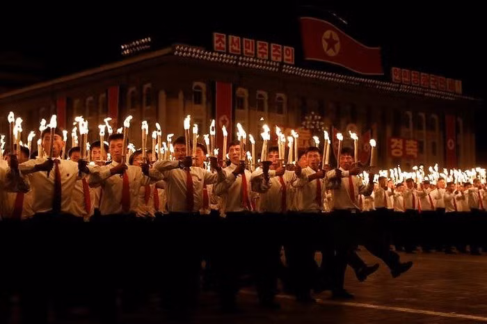 Pháo hoa nổ sáng rực trên bầu trời đêm.