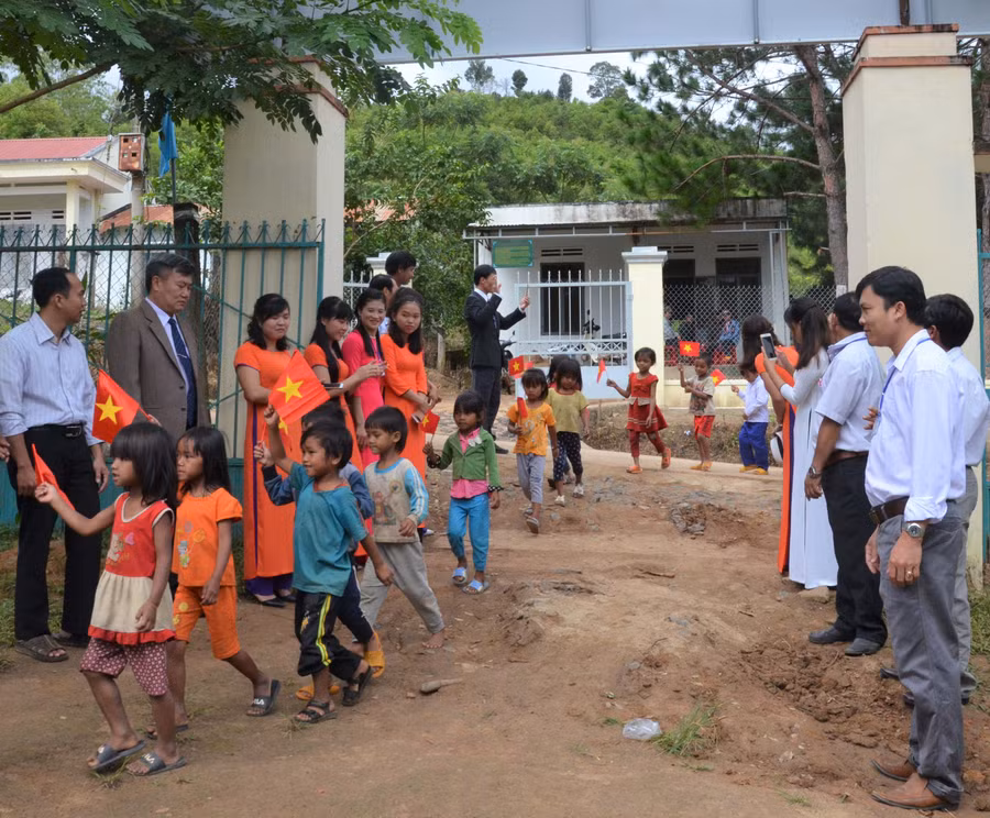  Các đại biểu và thầy cô trường Phổ thông dân tộc bán trú Tiểu học Hà Đông đón học sinh lớp 1 vào trường. Ảnh: Phương Linh