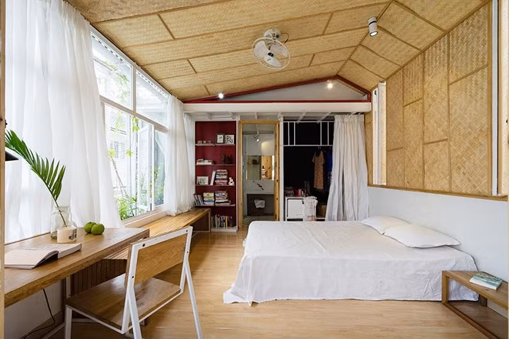 Phòng ngủ trang trí vừa hiện đại vừa truyền thống, các loại chất liệu như gỗ, tre, trần làm bằng phên nứa… góp phần mang lại một ngôi nhà sinh thái, gần gũi với thiên nhiên.
