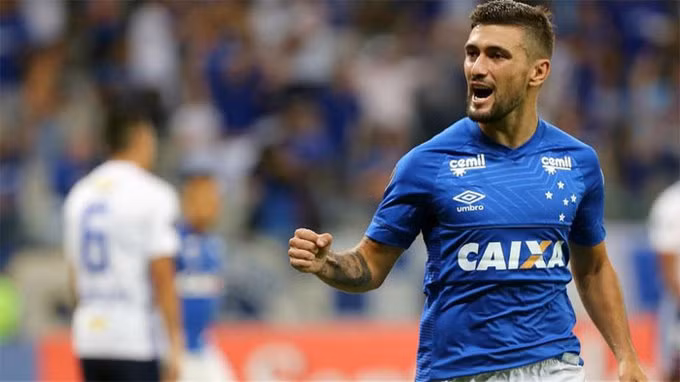 Cú vô lê của Giorgian de Arrascaeta, trận Cruzeiro gặp America Mineiro tại Brazil. Từ quả tạt bên cánh phải, cầu thủ của Cruzeiro bật người lên cao vô lê đưa bóng vào góc cao. Cú vô lê của Giorgian de Arrascaeta, trận Cruzeiro gặp America Mineiro tại Brazil. Từ quả tạt bên cánh phải, cầu thủ của Cruzeiro bật người lên cao vô lê đưa bóng vào góc cao.