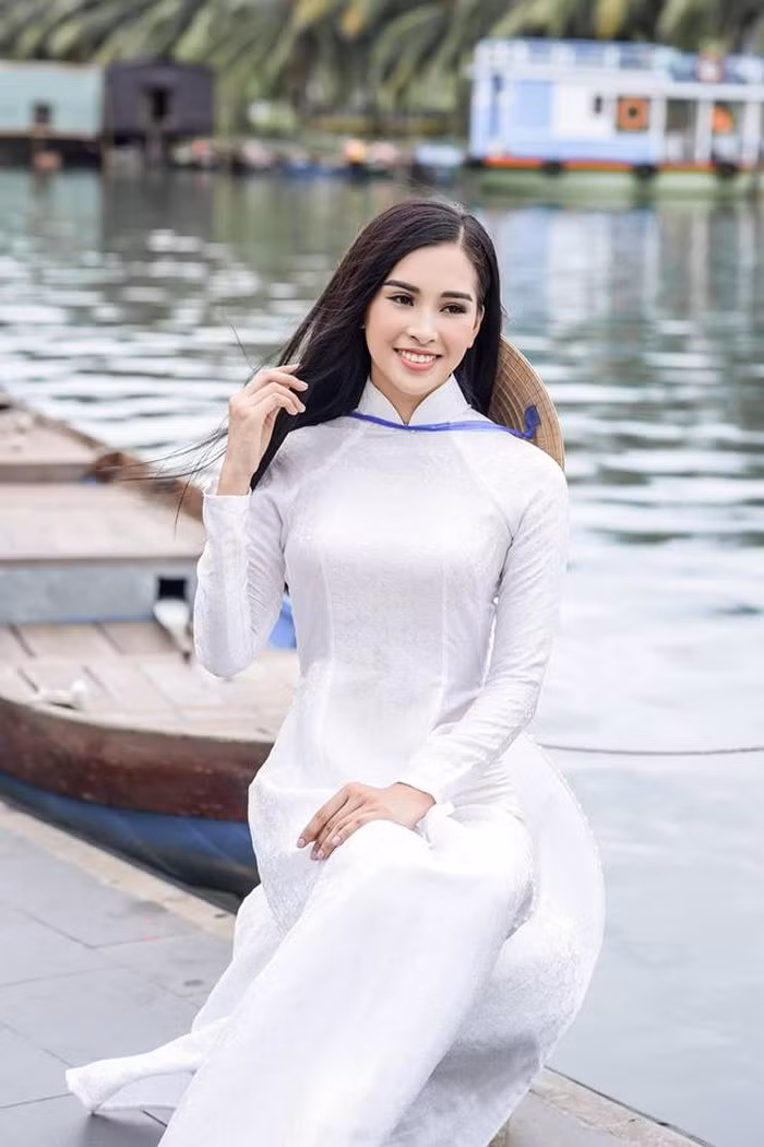 Vẻ đẹp tinh khôi trong tà áo dài trắng của hoa hậu Trần Tiểu Vy.