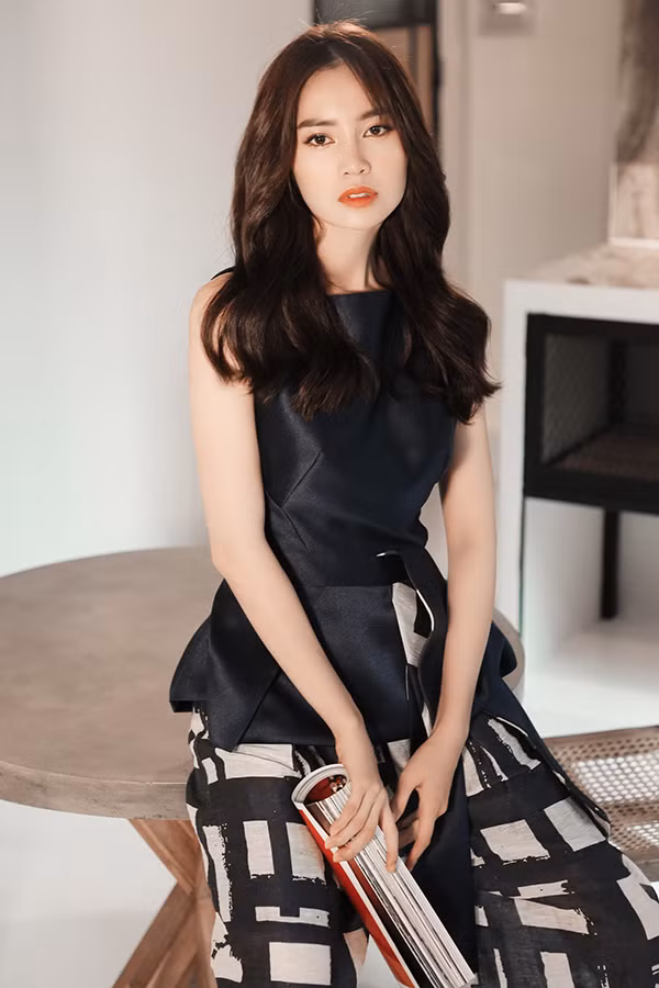 Bên cạnh trang phục đơn sắc, nữ thiết kế còn sử dụng thêm các kiểu hoạ tiết phù hợp với chị em văn phòng để tô điểm cho bộ sưu tập mới.