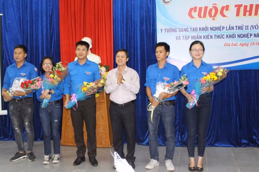 Ban tổ chức tặng hoa cho các tác giả có ý tưởng lọt vào vòng chung kết. Ảnh: Phan Lài