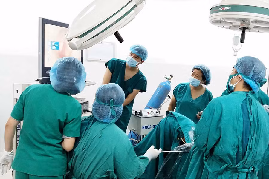 Theo quy định của Bộ Y tế, một ca phẫu thuật phải có bác sĩ GMHS. Ảnh: N.N