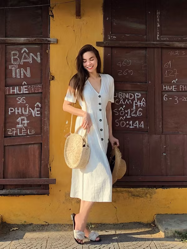 Khi tạm xa các kiểu giầy 'hầm hố', váy áo cắt xẻ sexy, Hồ Ngọc Hà tìm đến phong cách thanh lịch và nhẹ nhàng. Váy gài nút hot trend được người đẹp phối cùng dép quai vải, túi và mũ cói.
