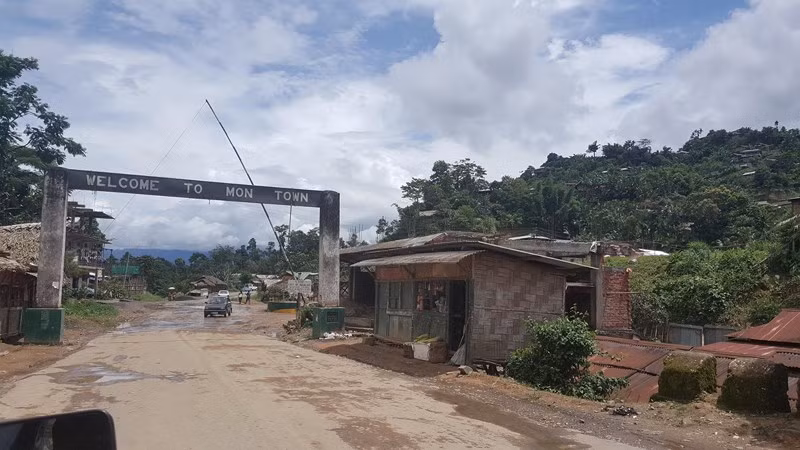 Đường vào thị trấn Mon. Ảnh: CẨM TÚ