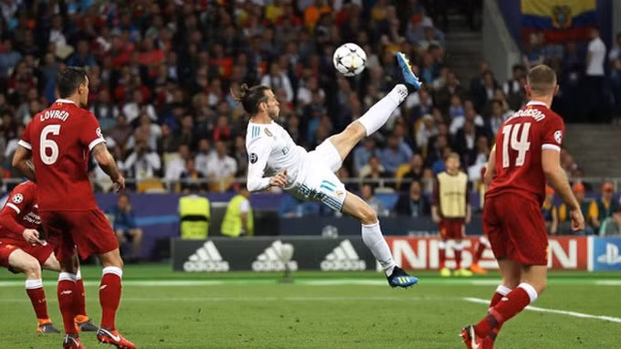 Cú vô-lê của Gareth Bale, trận chung kết Champions League giữa Real Madrid và Liverpool. Ngôi sao xứ Wales ghi bàn then chốt cho Real bằng một siêu phẩm bay người đá móc sau quả tạt của Marcelo. Cú vô-lê của Gareth Bale, trận chung kết Champions League giữa Real Madrid và Liverpool. Ngôi sao xứ Wales ghi bàn then chốt cho Real bằng một siêu phẩm bay người đá móc sau quả tạt của Marcelo.