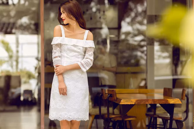 Hướng đến hình ảnh người phụ nữ hiện đại, sắc sảo nhưng cũng rất gợi cảm, nữ tính, Cao Thiên Trang thường xuyên lựa chọn trang phục cắt may tinh tế. Chiếc đầm ren trắng tinh khôi, trễ vai vừa phải giúp tôn trọn nét duyên dáng của người đẹp. 