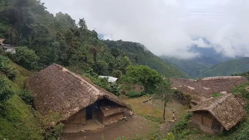 Những nếp nhà ở làng Longwa, nơi có những chiến binh săn đầu người cuối cùng... Ảnh: CẨM TÚ