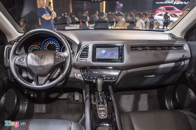 Honda HR-V thiếu nhiều trang bị so với đối thủ dù giá bán cao hơn. Ảnh: Thành Duy. Honda HR-V thiếu nhiều trang bị so với đối thủ dù giá bán cao hơn. Ảnh: Thành Duy.