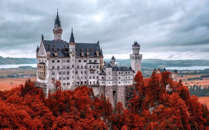 Ở bang Bavaria, Đức luôn có những con đường quanh co dọc theo rừng Alpine lãng mạn tràn ngập sắc lá đỏ mỗi độ thu về. Lẫn trong đó là những lâu đài cổ kính có từ hàng trăm năm trước. Đến đây, du khách không chỉ thưởng lãm bức tranh thiên nhiên tuyệt đẹp mà còn được tham gia lễ hội rượu vang được tổ chức trong thị trấn. Đặc biệt, du khách cũng đừng quên ghé thăm lâu đài Neuschwanstein để chiêm ngưỡng vẻ tráng lệ được bao phủ bởi hàng cây chuyển sang sắc vàng và đỏ.