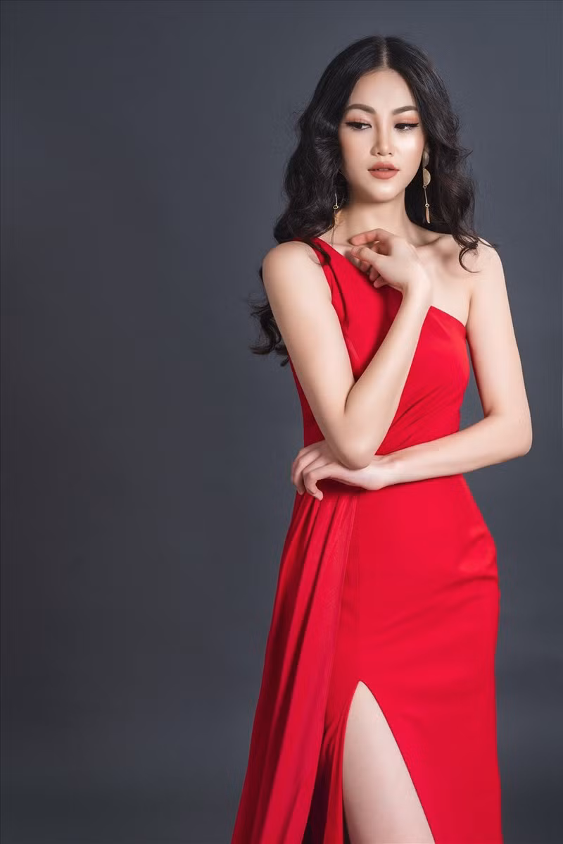Phương Khánh khoe sắc. Phương Khánh khoe sắc.