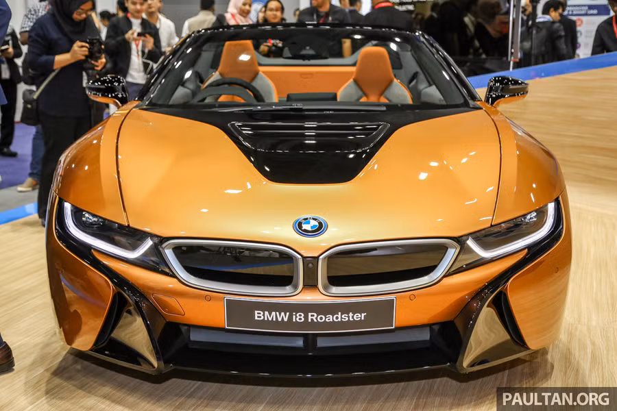 Chỉ hơn một tháng sau khi giới thiệu chiếc i8 Coupe tại Malaysia, hãng xe xứ Bavaria tiếp tục mang đến thị trường này mẫu mui trần i8 Roadster hoàn toàn mới. Tại đây, BMW i8 Roadster có mức giá khởi điểm từ hơn 1,5 triệu ringgit (tương đương 8,5 tỷ VNĐ), đắt hơn 100.000 ringgit so với bản Coupe.