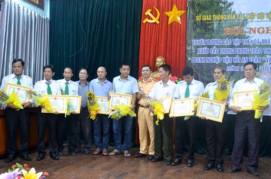  Tuyên dương các tài xế lái xe an toàn năm 2017-2018. Ảnh: H.L