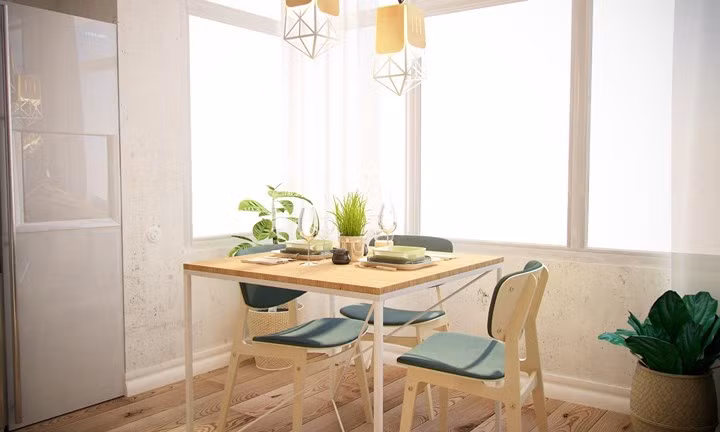 Bàn ăn trang trí đơn giản, với sự nhấn mạnh về tình cảm gia đình và khung cảnh xung quanh, đây là những điểm đặc trưng của phong cách Scandinavian.
